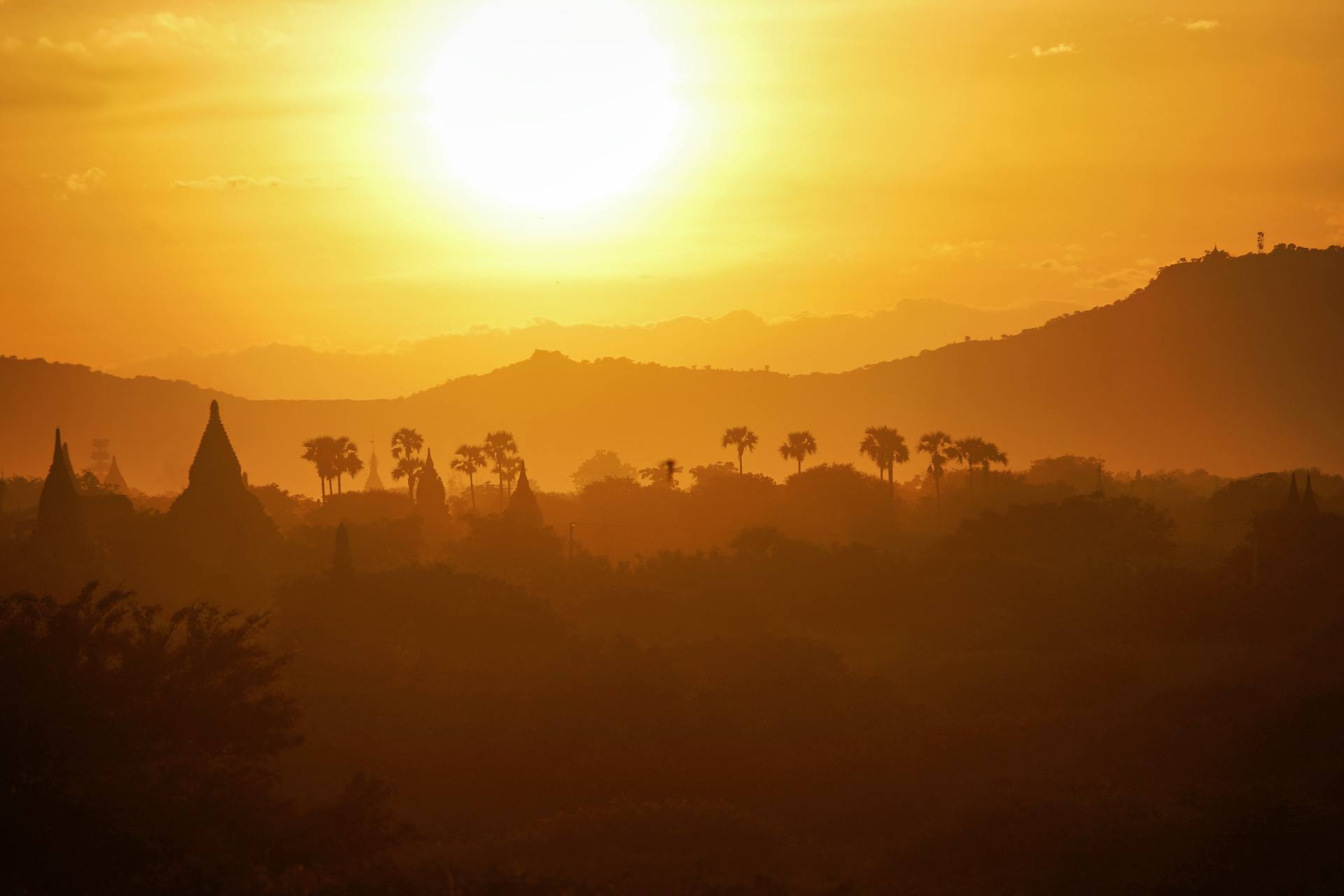 Sonnenuntergang in Nyaung U (Bagan) vor dem Tha Kya Hi Hpaya Ched